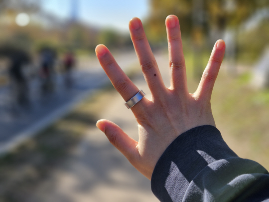 '갤럭시 링'을 착용한 모습. 김나인 기자